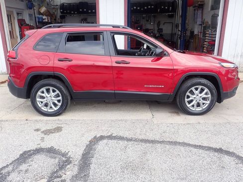 Used 2016 Jeep Cherokee Sport w/ Cold Weather Group AWD/4WD image 21