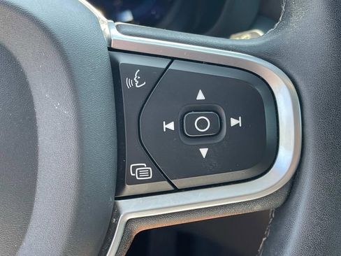 Used 2022 Volvo XC60 B5 Momentum image 17