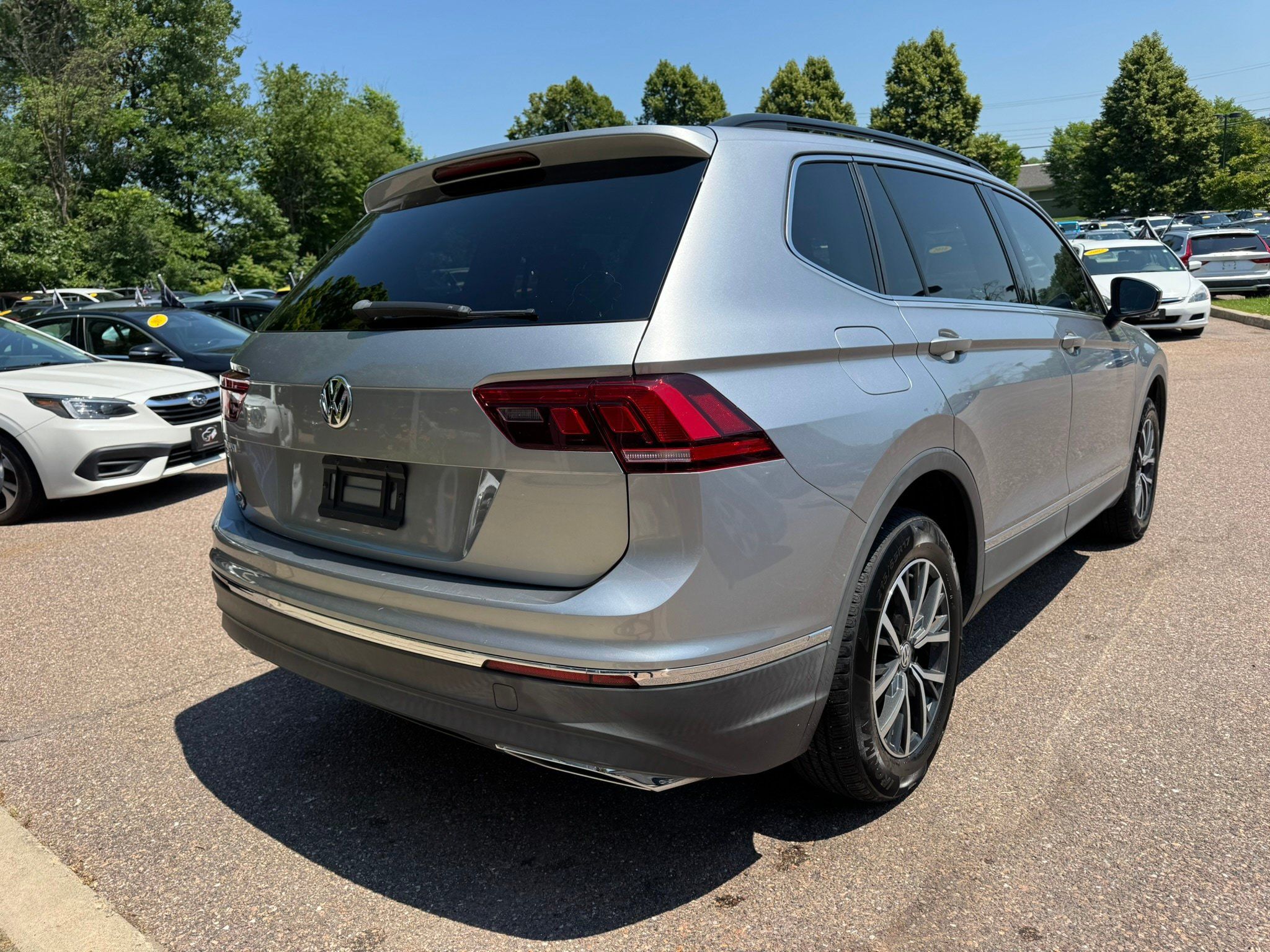 Used 2020 Volkswagen Tiguan SE w/ Panoramic Sunroof Package FWD image 6