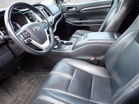 Used 2018 Toyota Highlander SE image 11