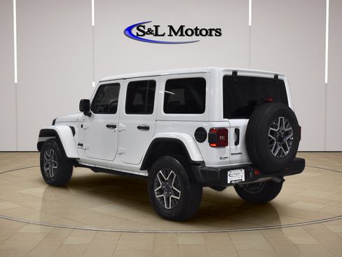 Used 2025 Jeep Wrangler Unlimited Sahara AWD/4WD image 5