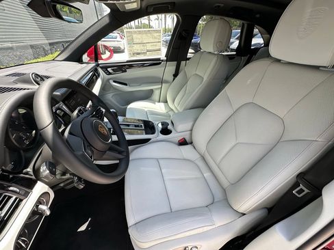Used 2026 Porsche Macan AWD/4WD image 5