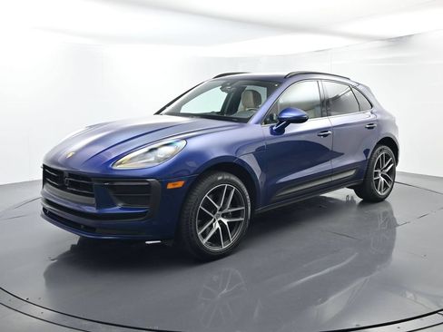 Certified 2025 Porsche Macan AWD/4WD image 1
