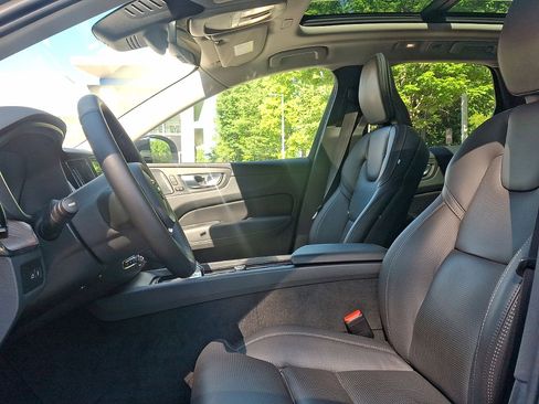 Used 2023 Volvo XC60 T8 Ultimate w/ Climate Package AWD/4WD image 11