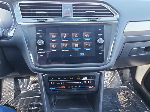 Certified 2024 Volkswagen Tiguan SE FWD image 20