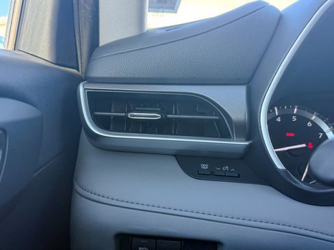 Used 2021 Toyota Highlander XLE image 39