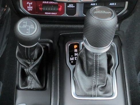 Used 2024 Jeep Gladiator Mojave AWD/4WD image 19