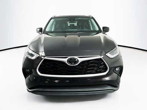 Used 2021 Toyota Highlander XLE AWD/4WD image 2