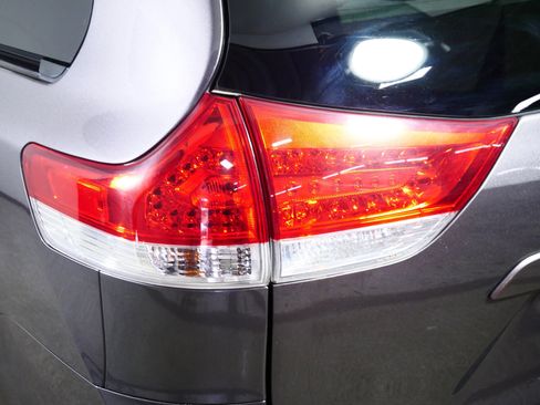 Used 2012 Toyota Sienna LE image 17