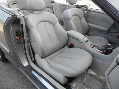 Used 2005 Mercedes-Benz CLK 320 Cabriolet image 31