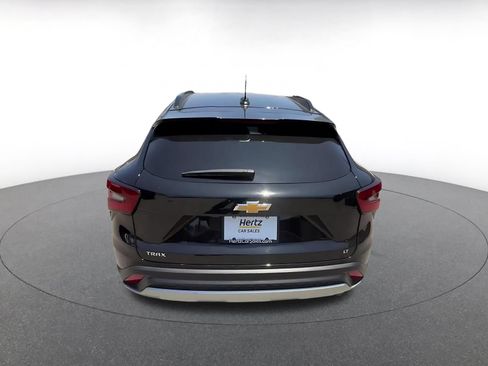 Used 2025 Chevrolet Trax LT FWD image 12