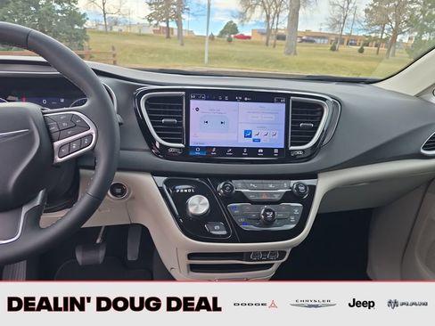 Used 2024 Chrysler Pacifica Touring-L image 18