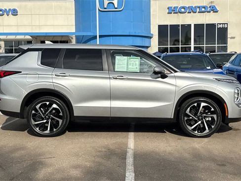 Used 2024 Mitsubishi Outlander SE image 4