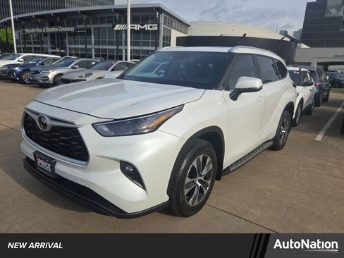 Used 2024 Toyota Highlander XLE image 1