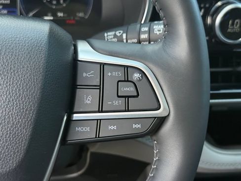 Used 2024 Toyota Highlander Platinum FWD image 18
