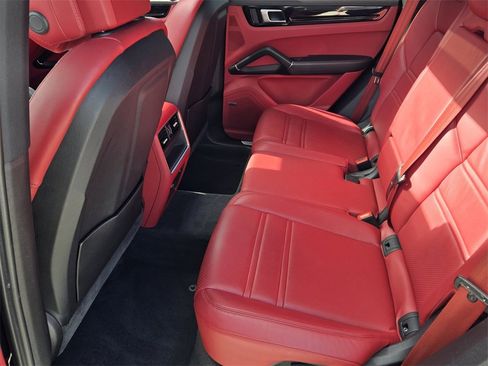 Used 2022 Porsche Cayenne image 12