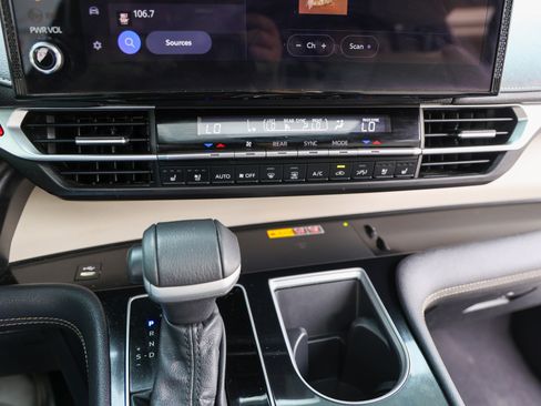 Used 2025 Toyota Sienna Platinum FWD image 24