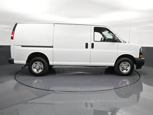 Used 2022 Chevrolet Express 3500 w/ Driver Convenience Package RWD image 4