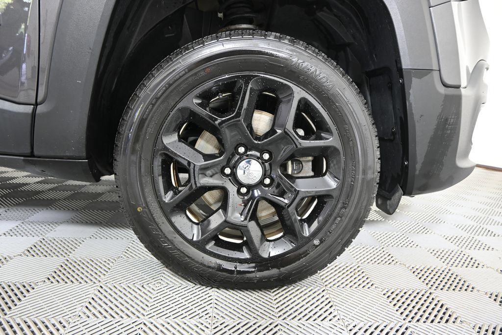 Used 2018 Jeep Renegade Latitude w/ Cold Weather Group AWD/4WD image 11
