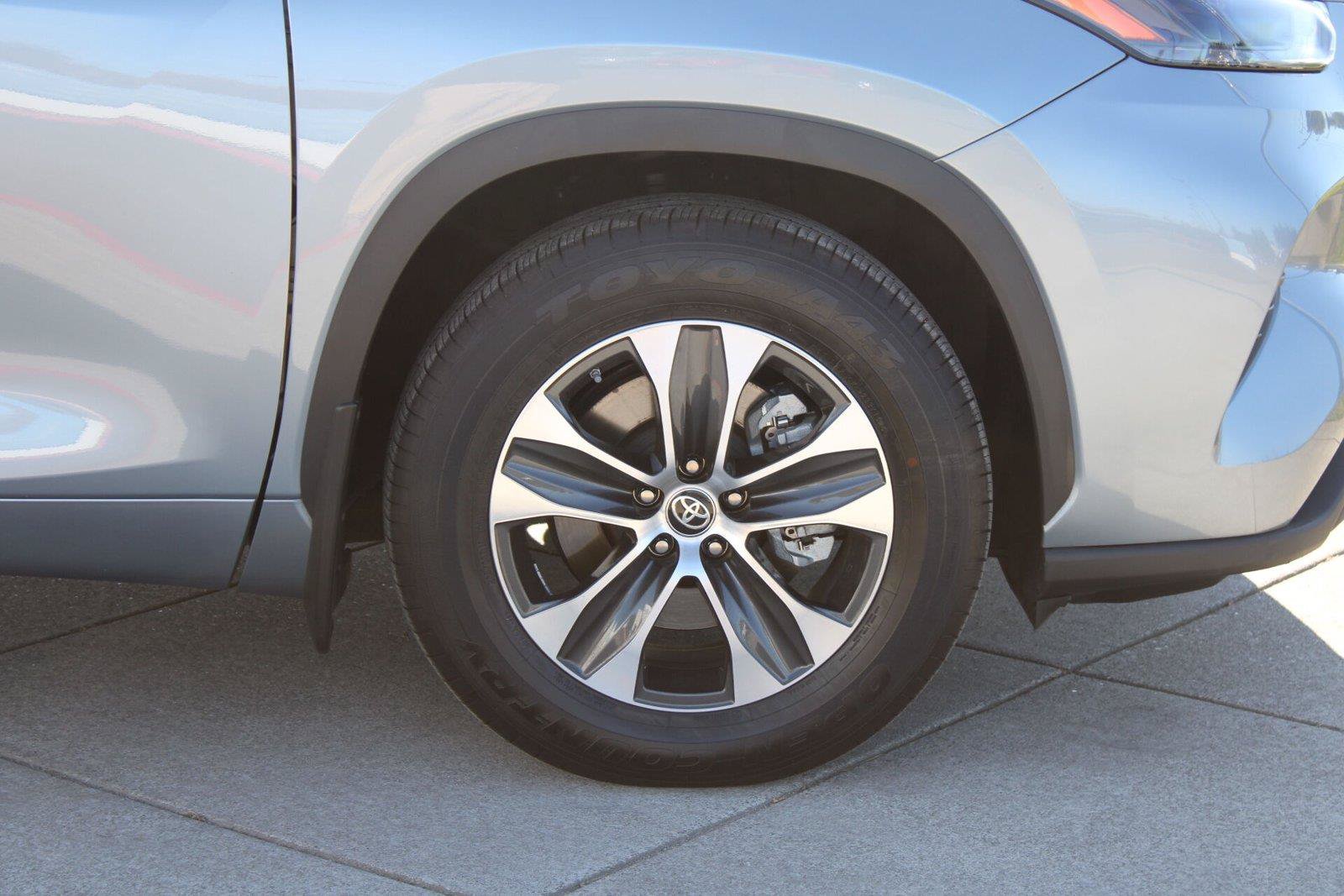 Used 2024 Toyota Highlander XLE AWD/4WD image 9