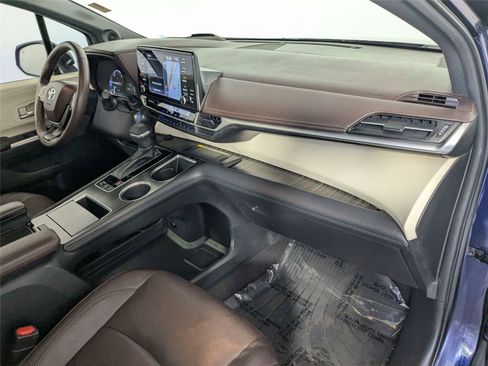 Certified 2022 Toyota Sienna Platinum FWD image 32