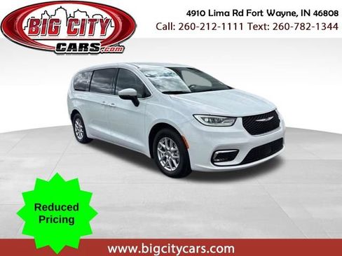 Used 2023 Chrysler Pacifica Touring FWD image 1