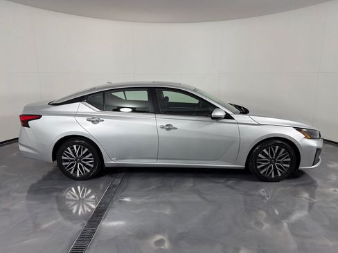 Used 2023 Nissan Altima 2.5 SV w/ SV Premium Package FWD image 4