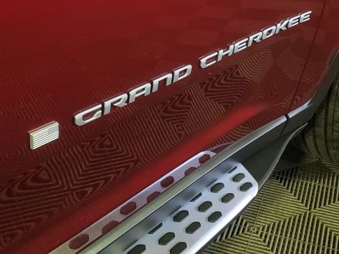 Used 2025 Jeep Grand Cherokee Limited w/ Luxury Tech Group II AWD/4WD image 32
