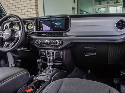 Used 2024 Jeep Wrangler Unlimited Sahara AWD/4WD image 17