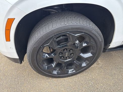 Used 2025 GMC Yukon Denali w/ Denali Reserve Package image 2