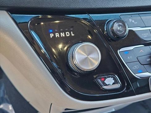 Used 2017 Chrysler Pacifica Touring-L image 12