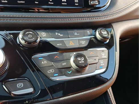 Used 2026 Chrysler Pacifica Pinnacle w/ Trailer Tow Group image 16