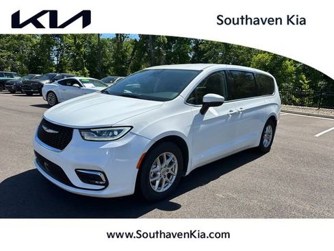 Used 2023 Chrysler Pacifica Touring-L FWD image 1
