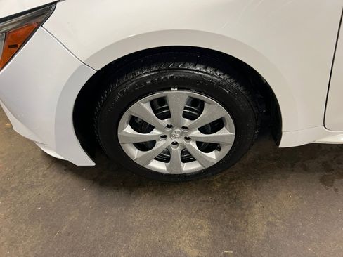 Used 2021 Toyota Corolla LE image 31