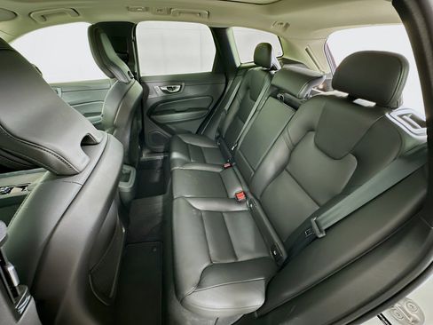 Used 2025 Volvo XC60 B5 Core image 28