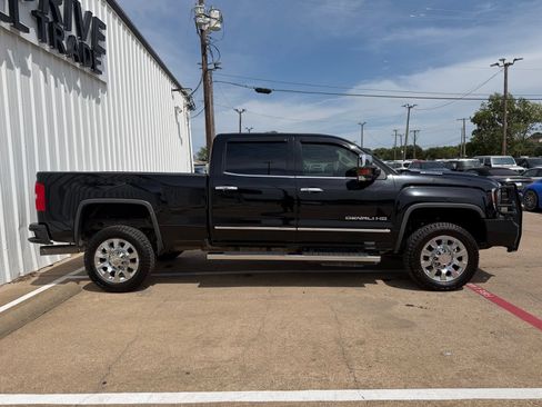 Used 2017 GMC Sierra 2500 Denali w/ Duramax Plus Package AWD/4WD image 8
