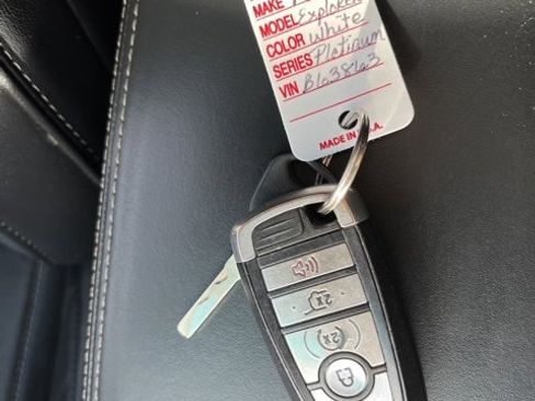 Used 2017 Ford Explorer Platinum image 47