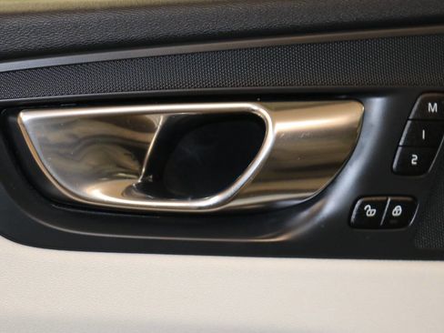 Used 2019 Volvo XC60 T5 Momentum w/ Premium Package image 54