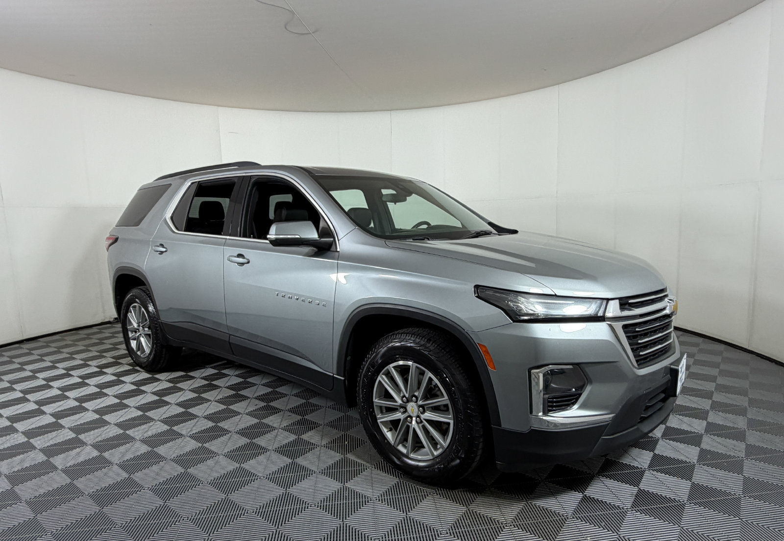 Used 2023 Chevrolet Traverse LT FWD image 1