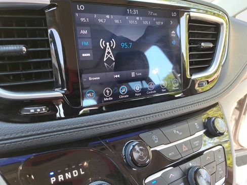 Used 2018 Chrysler Pacifica Limited FWD image 21