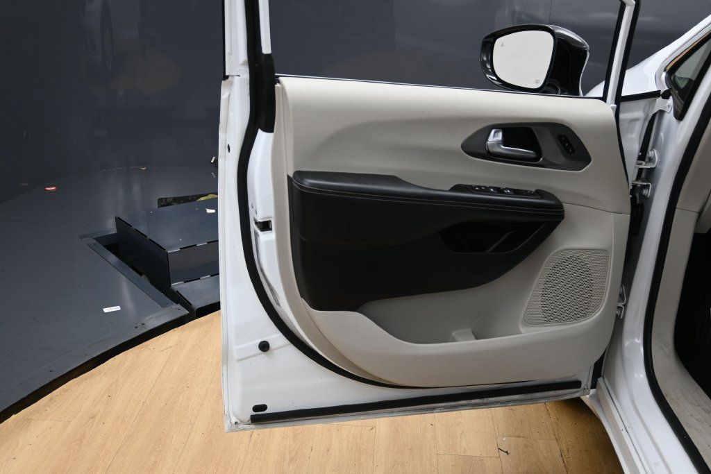 Used 2024 Chrysler Pacifica Touring-L FWD image 29