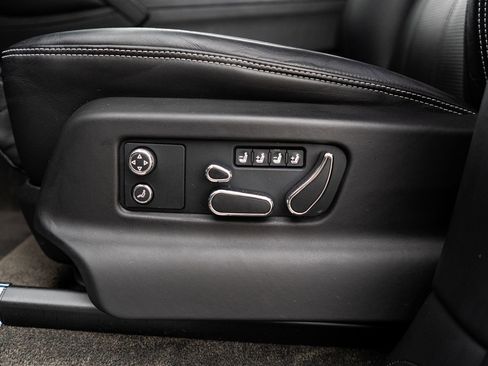 Used 2023 Bentley Bentayga V8 image 26