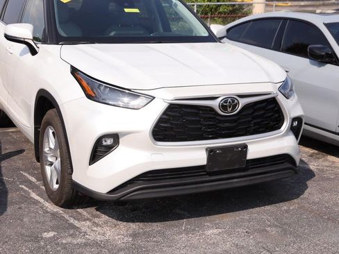 Used 2022 Toyota Highlander LE AWD/4WD image 2
