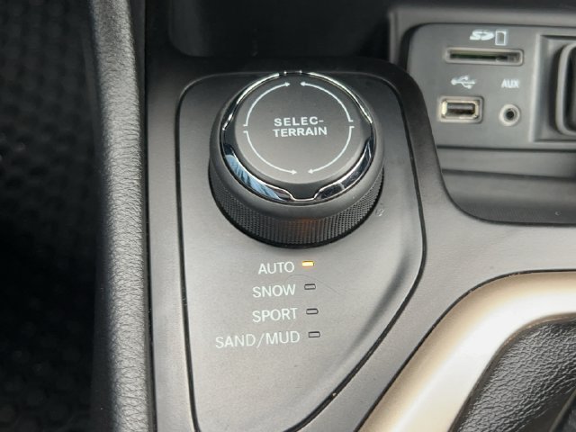 Used 2015 Jeep Cherokee Latitude w/ Cold Weather Group AWD/4WD image 3