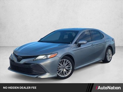 Used 2018 Toyota Camry XLE FWD image 1