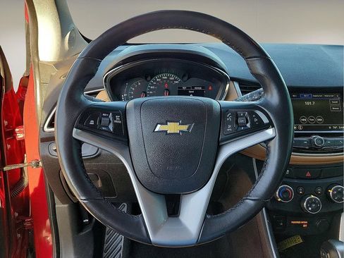 Used 2019 Chevrolet Trax LT w/ LT Convenience Package FWD image 19