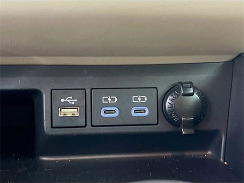 Used 2023 Toyota Highlander XLE image 16