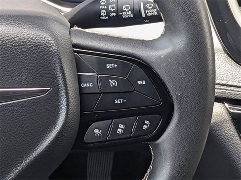 Used 2023 Chrysler Pacifica Touring image 16