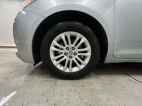 Used 2015 Toyota Sienna XLE image 32