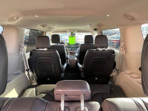 Used 2022 Chrysler Pacifica Touring-L image 9